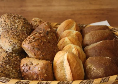 Kornspezialbrötchen, Kürbiskernbrötchen und Roggenbrötchen
