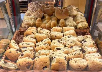 Schokobrötchen, Milchhörnchen, Campingbrötchen rechts, Hagelknoten links
