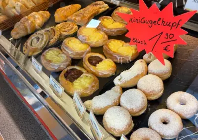 Unsere Süßen, Puddingbrezel auch mit Kirsche, Donuts, Apfeltaschen, Mohnschnecken, Nussschnecken, Gugelhupfkuchen
